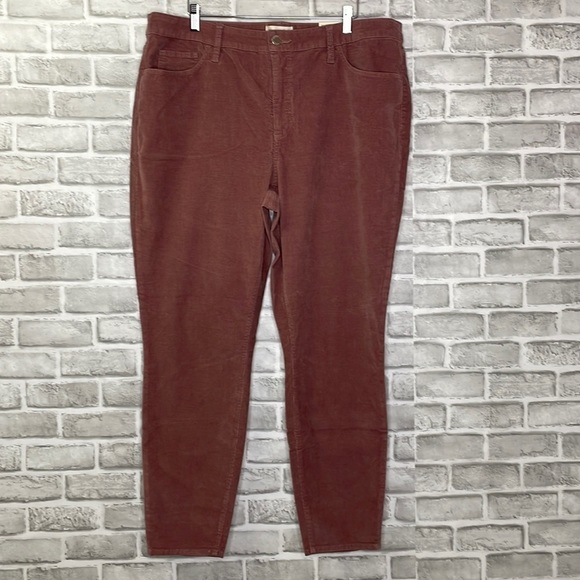 Universal Thread Pants - Nwt.‎ Universal Threads high rise skinny deep rose colored pants.  Zipper.